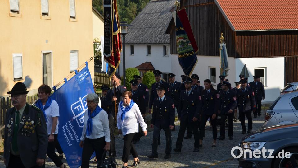 Mit einem Kirchenzug leiten die Teilnehmer den Patroziniumstag in der Pfarrkirche &quot;Mariä Himmelfahrt&quot; mit Pfarrfest ein. Bild: dob