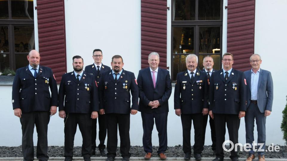 Zu den Gratulanten gehörten neben Bürgermeister Erwin Geitner auch KBM Jürgen Ehrnsberger, KBR Fredi Weiß, Landrat Richard Reisinger und Armin Daubenmerkl. Bild: Christine Hollederer/exb