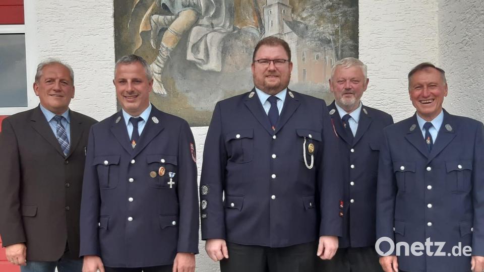 Kine Überraschung gab es bei der Kommandantenwahl: Tobias Meinzinger (Mitte) und Erhard Kraus (Zweiter von links) wurden wiedergewählt. Es gratulierten Bürgermeister Werner Prucker (links), Vorsitzender Dietmar Schieder (Zweiter von rechts) und Zweiter Bürgermeister Johann Neugirg (rechts). Bild: fks