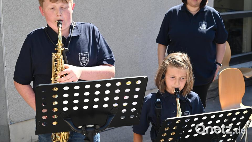 Die Saxophon-Schüler von Sabine Kredler, Sarah und Pascal, entlockten ihren Instrumenten &quot;Auld lang Syne&quot;. Bild: sak