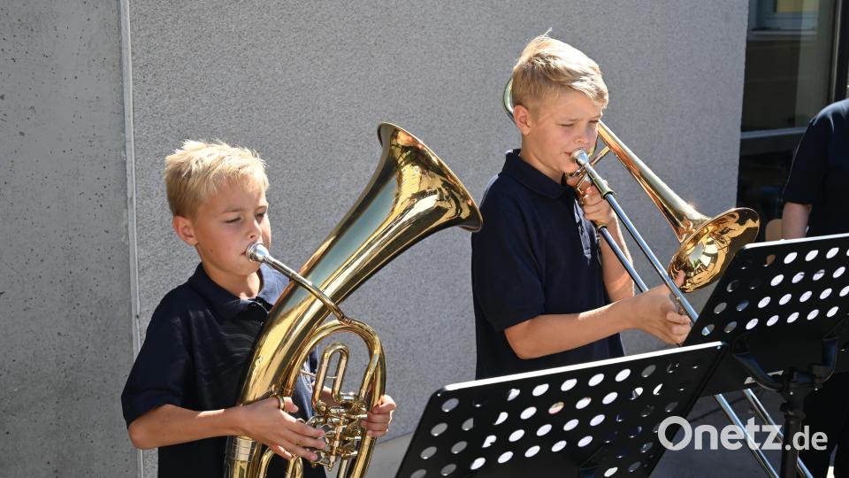 Die beiden Musikschüler Toni und Quirin (Bariton und Posaune) tragen beim 14. Sommer-Musikfest des Werkvolkkapelle Schlicht das Duett &quot;Hurrah, Hurrah der Pumuckl ist da&quot; vor. Bild: sak