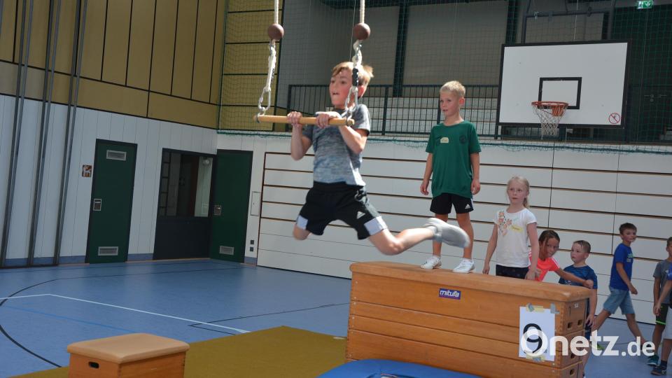 Zehn Stationen umfasste der Parcours, den die Kinder in der Mehrzweckhalle durchliefen. Bild: jr