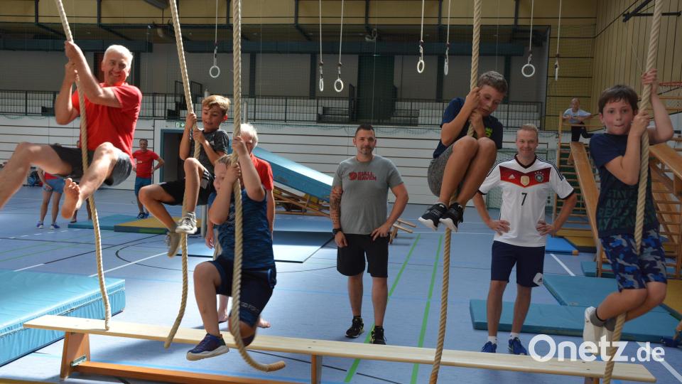 Zehn Stationen umfasste ein &quot;Ninja Warrior&quot;-Parcours&quot;, den Übungsleiter Martin Ernstberger (links) vom TuS Mitterteich mit seinem Team in der Mehrzweckhalle aufgebaut hatte. Die beiden Jugendbeauftragten Matthias Gradl und Christoph Hampel (hinten, von links) bestaunten den Einsatz der Kinder. Bild: jr