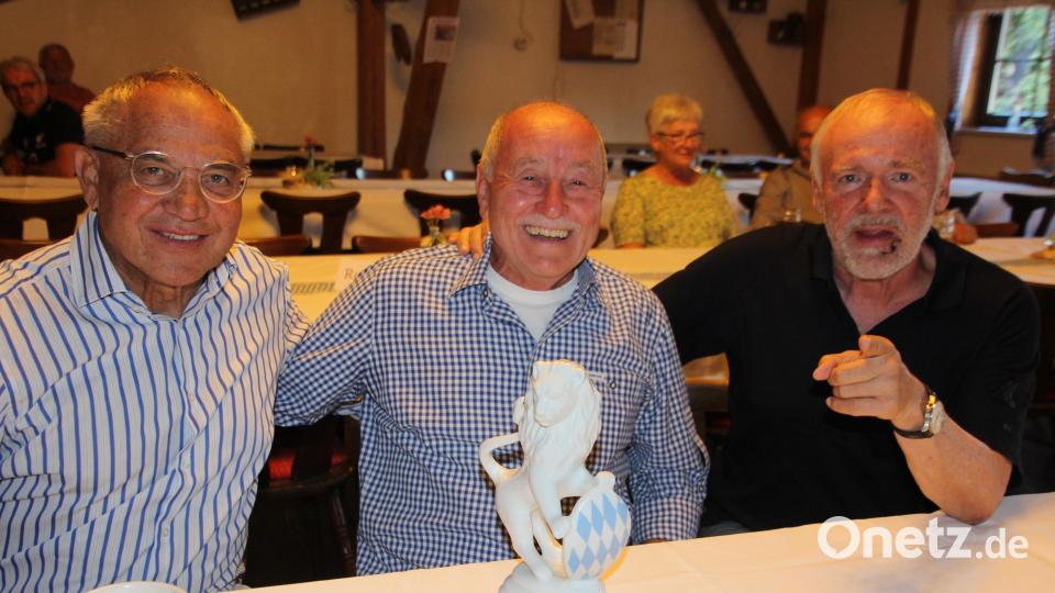 Die Stargäste am Freitagabend beim 70. Geburtstag von Albert Üblacker: Felix Magath (links) und Hermann Gerland (rechts). Vorne der Bayerische Löwe, den er von Ministerpräsident Markus Söder als Geschenk erhielt. Bild: kro
