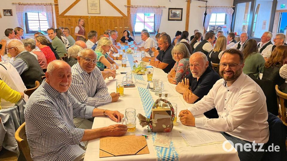 Blick in die Geburtstagrunde am Freitagabend beim &quot;Kramer&quot;. Links Albert Üblacker, rechts Bürgermeister Matthias Grundler. Bild: kro
