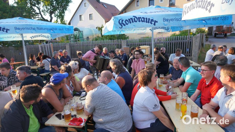 Beim Dorffest Bernrieth spielen die &quot;Bockad`n&quot; zünftig auf. Bild: fvo
