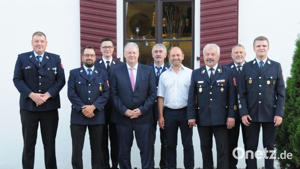 Von der Feuerwehr Thanheim wurden Christian Dürr (links) für 25 Jahre und Helmut Wüst (5. von links) für 40 Jahre aktiven Feuerwehrdienst ausgezeichnet. Bild: Christine Hollederer/exb