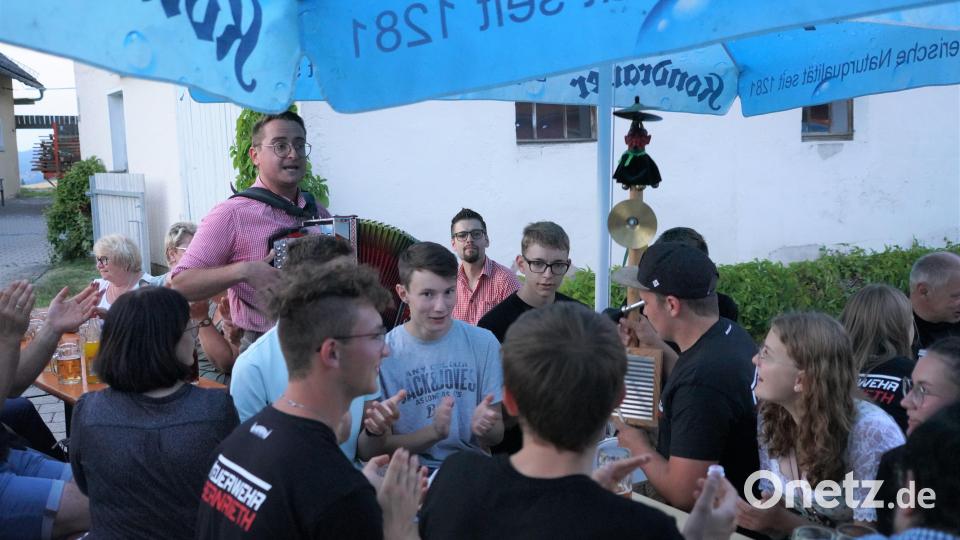 Dorffest Bernrieth mit den &quot;Bockad`n&quot; und spontan mit einem Jungfeuerwehr-Nachwuchsteufelsgeiger Bild: fvo