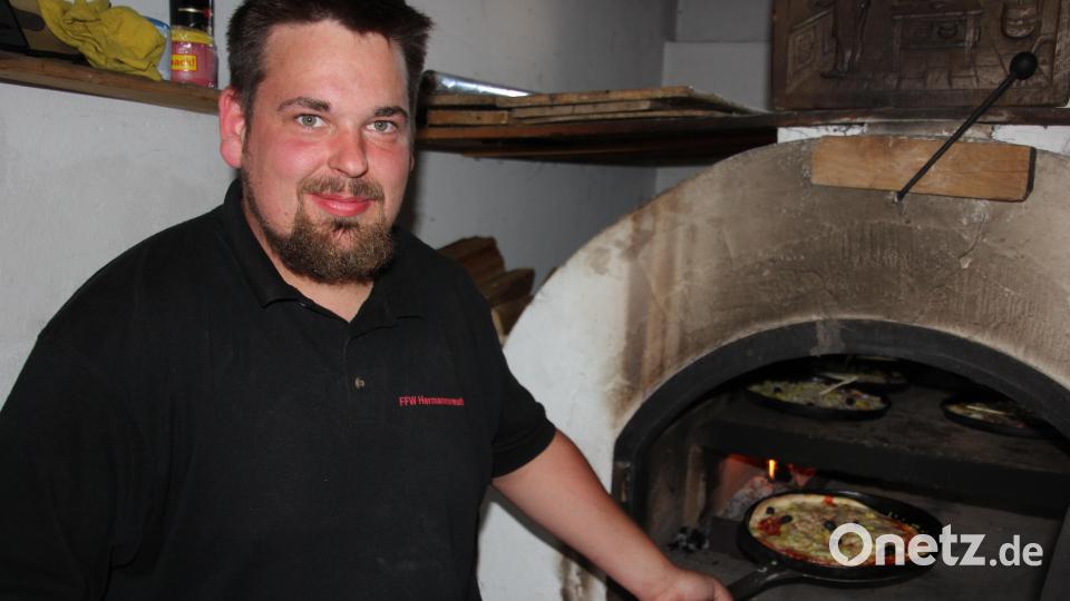 Markus Härtl holt eine Pizza aus dem Holzbackofen heraus. Bild: kro