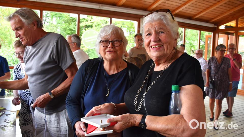 Auch Anita Köstler und Erika Eichenseer (v. li.) mischten sich unter das Vernissage-Publikum und waren begeistert. Bild: ubb
