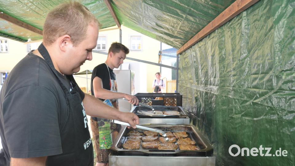 Lukas Götz und Michael Biegerl haben schon die ersten Steaks in der Pfanne für die Festgäste des Pfarrfests gebrutzelt. Bild: dob