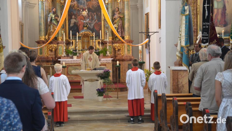 In der Pfarrkirche &quot;Mariä Himmelfahrt&quot; feiert Kaplan Alexander Ertl das Patroziniumsfest. Bild: dob