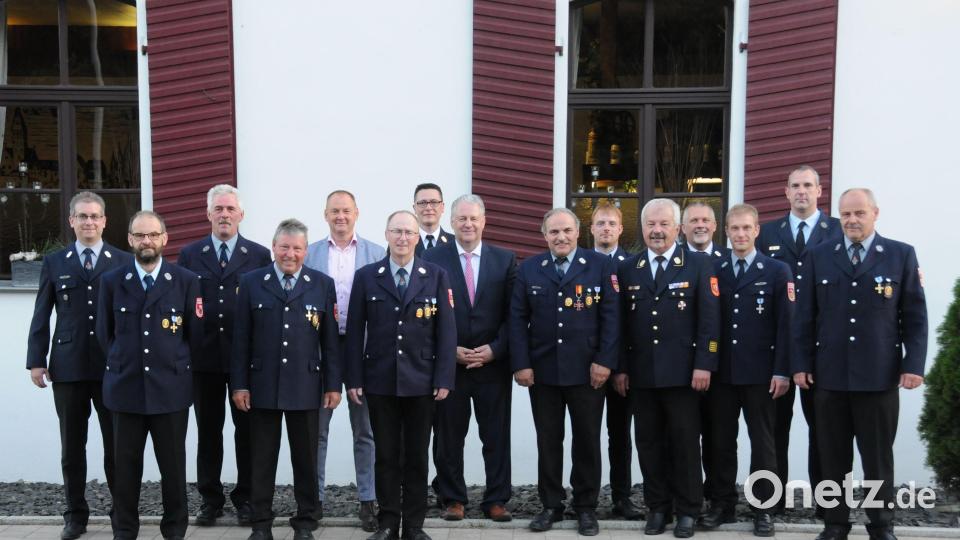 Fünf Feuerwehrmänner der Feuerwehr Pittersberg und ein Floriansjünger der Feuerwehr Ebermannsdorf wurden mit dem Ehrenzeichen geehrt. Bild: Christine Hollederer/exb