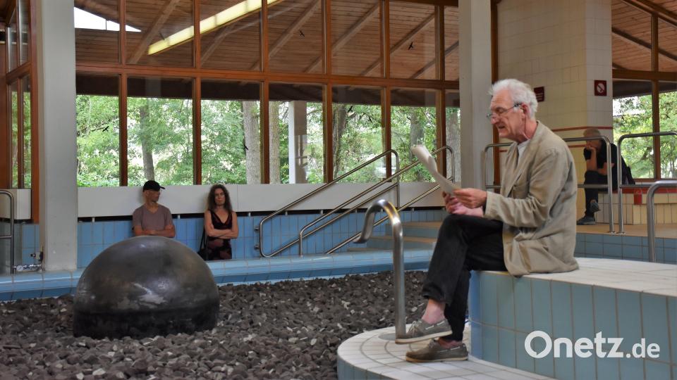 Künstler Wolfgang Herzer aus dem Kunstverein Weiden sprach eine stimmungsvolle Laudatio zum Bildhauer Axel T. Schmidt und sein neues Werk. Bild: ubb