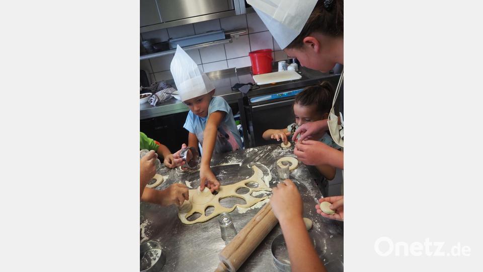 Fleißig rollten und kneteten die Kinder den Teig, um anschließend süße Kreise ausstechen zu können. Bild: vsr