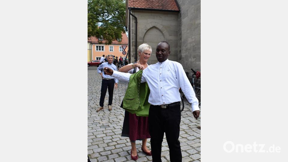 Anita Stauber ist Pfarrvikar Gilbert auch gleich beim Ankleiden behilflich. Bild: rgr
