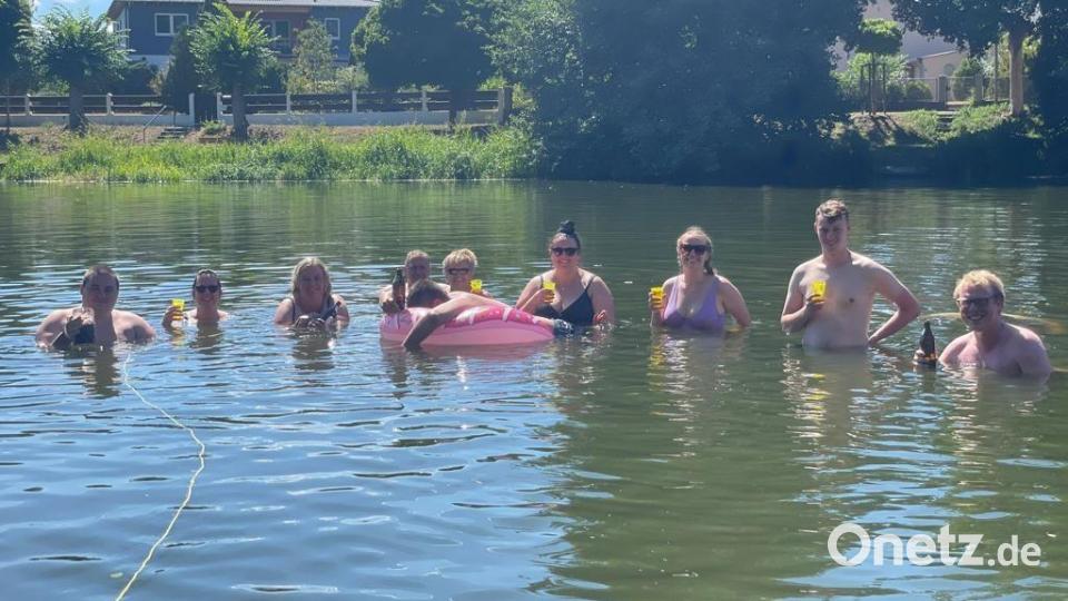 Zur Ballermann-Party der Campingfreunde Ebnath ging es ins kühle Wasser der Naab. Bild: soj