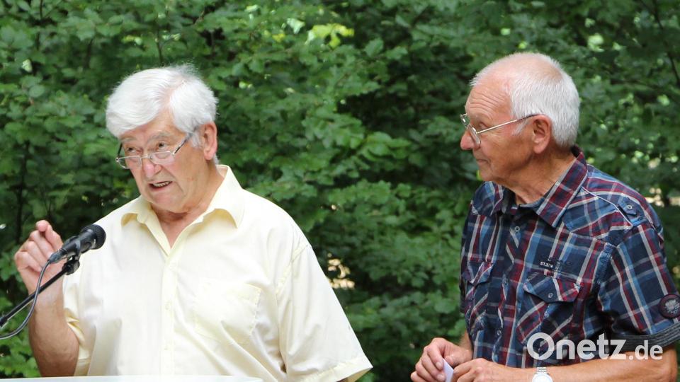 Arthur Meneikis (rechts), der Leiter der Landeskirchlichen Gemeinschaft Hersbruck, stellt Prediger Gerhard Brendel vor. Bild: ds
