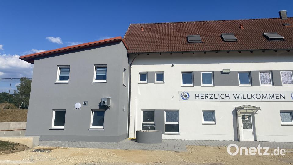 Mit dem neuen Anbau (links) und dem sanierten Hauptgebäude verfügt der SV 08 Auerbach über ein modernes Sportheim. Bild: sht