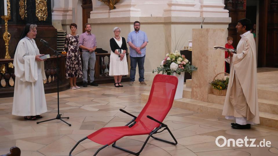 Äbtissin Laetitia Fech (links) dankte Pater John Gali für seine Arbeit zum Wohle der Ordensgemeinschaft. Bild: hmr