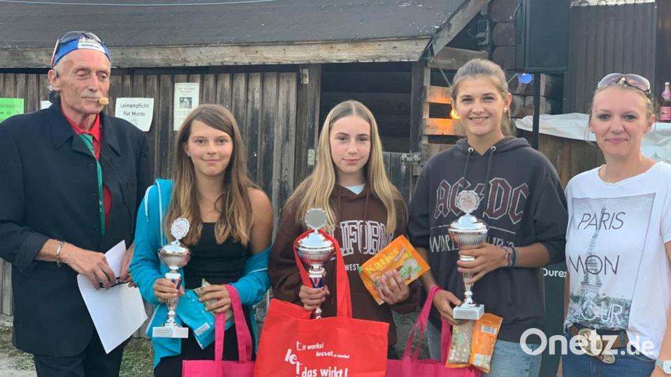 Die Siegerehrung bei den Jugendlichen mit (von links) Vorsitzendem Reinhard Schaller, Selina Wirth, Lena Rausch, Malin Kammerer und Zweiter Vorsitzender Melanie Wagner. Bild: gis