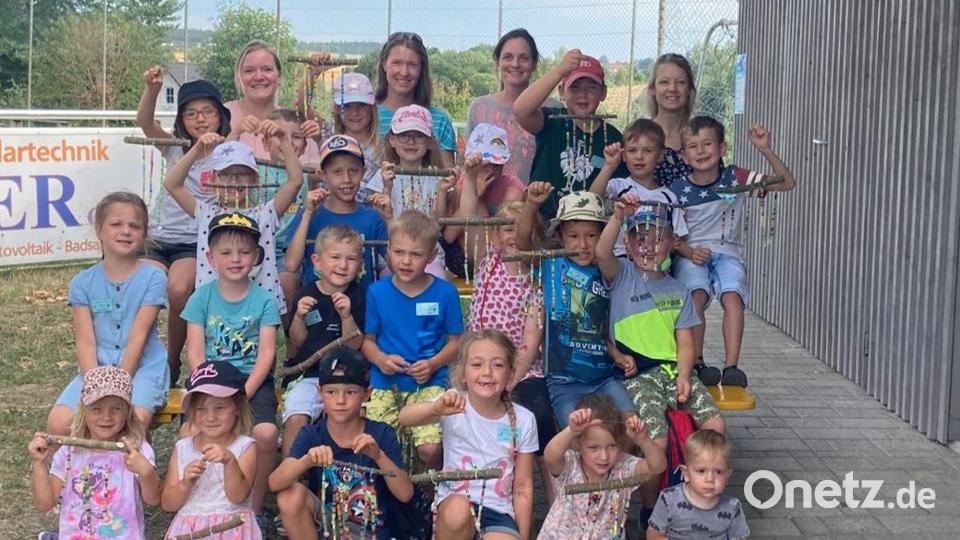 Kreativ ging es bei der Ferienprogramm-Veranstaltung des SV Wildenau zu. Dort bastelten die Mädchen und Buben vergangene Woche bunte Windspiele. Bild: SV Wildenau/exb