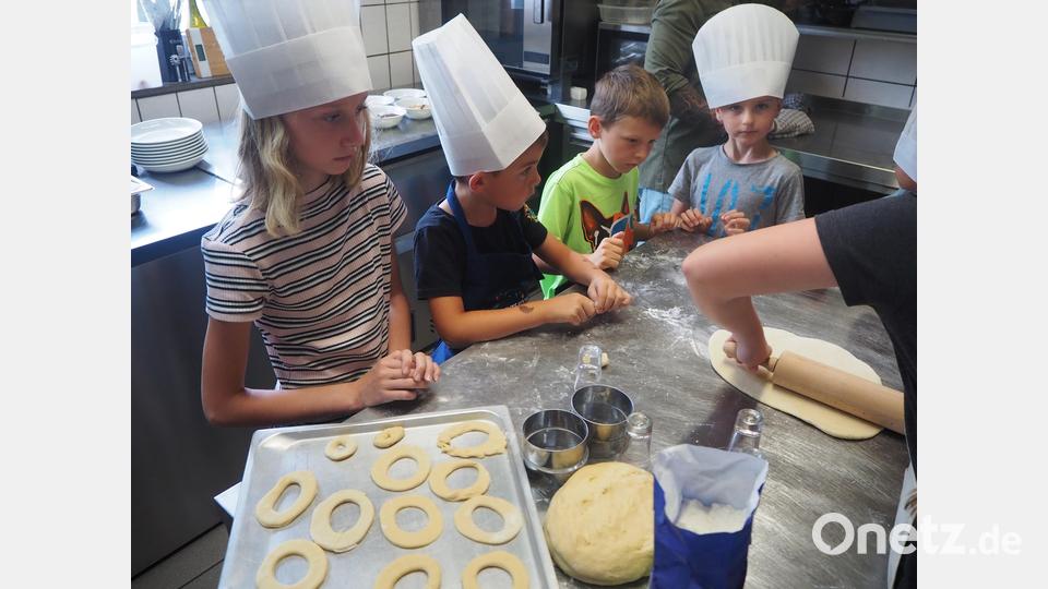 Fleißig rollten und kneteten die Kinder den Teig, um anschließend süße Kreise ausstechen zu können. Bild: vsr