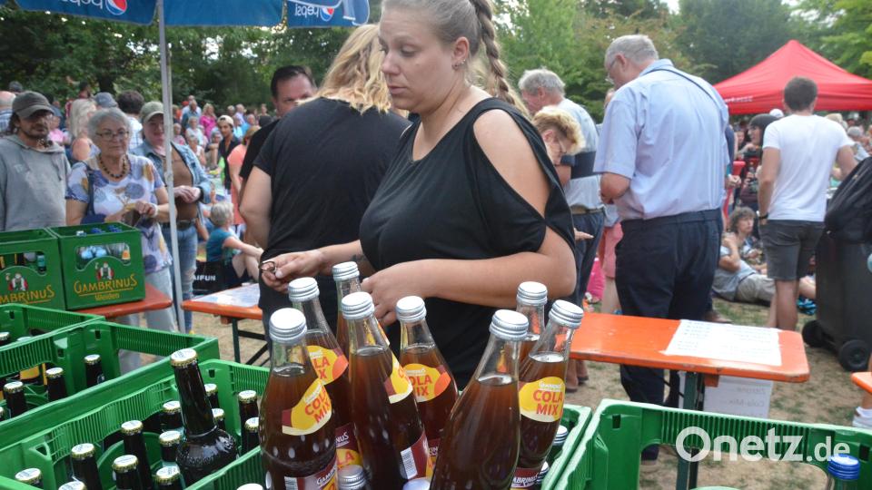 Bis zur Pause verkauft wurden 60 Kästen Bier und 20 Kästen Limo. Bild: Kunz