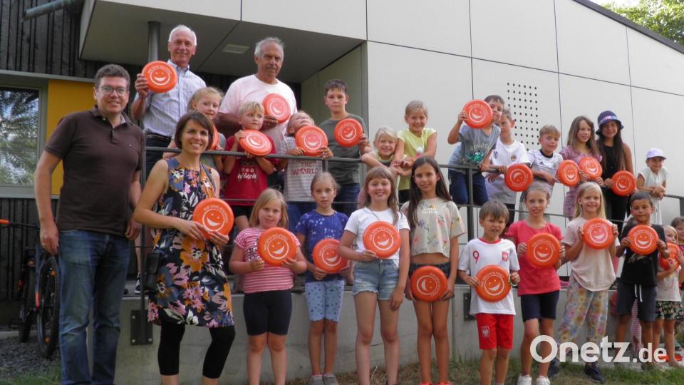Die teilnehmenden Kinder mit Bürgermeister Peter König (hinten links) sowie das Leitungsteam der Kolpingsfamilie mit Sprecher Walter Pirner (hinten, Zweiter von links) sowie Stefan König (von links) und Jugendwartin Ulrike Kraus.