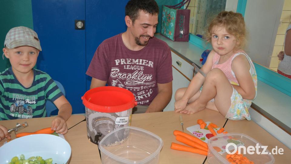 Das Gemüse musste fachgerecht zubereitet werden, die Kinder hatten ihren Spaß daran. Bild: jr