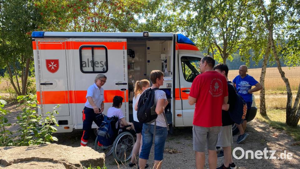 Die Malteser fuhren Leonie mit dem Herzenswunsch-Krankenwagen in den Freizeitpark Plohn. Bild: Malteser/exb