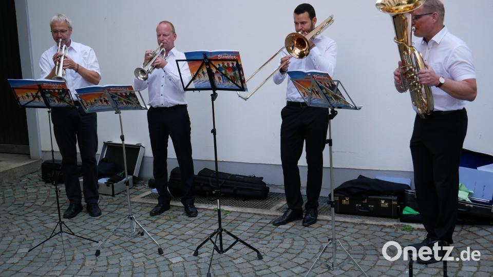 Sehr erfreut zeigte sich der Pfarrvikar über die musikalische Gestaltung des Festgottesdienstes durch Kirchenmusikdirektor Andreas Sagstetter und die Waldsassener Blechbläser (Bild), die auch beim anschließenden Stehempfang noch einige Lieder für den Musikfreund spielten. Bild: hmr