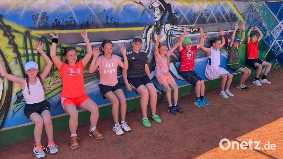 Die Kinder und Jugendlichen haben sichtlich Spaß beim viertägigen Tennis-Sommer-Camp des SC Kirchenthumbach. Bild: SC Kirchenthumbach, Abteilung Tennis/exb