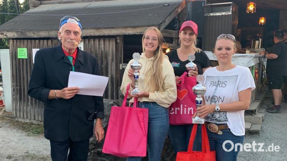 Die Siegerehrung bei den Erwachsenen mit (von links) Vorsitzendem Reinhard Schaller, Emely Saar, Alexandra Holler und Zweiter Vorsitzender Melanie Wagner. Bild: gis