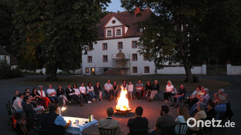 Vor malerischer Kulisse lauschten die Zuhörer gespannt den Geschichten von Bürgermeister und Heimatchronist Hans Walter. Bild: rpp