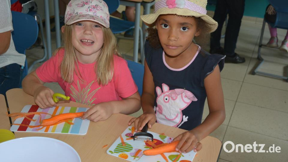 Das Gemüse musste fachgerecht zubereitet werden, die Kinder hatten ihren Spaß daran. Bild: jr
