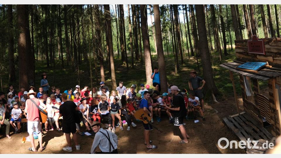 Eine kleine Westernstadt und der Wald bildeten die Kulisse für neun Ferientage im CVJM-Sommerlager. Bild: Micha Aures/exb