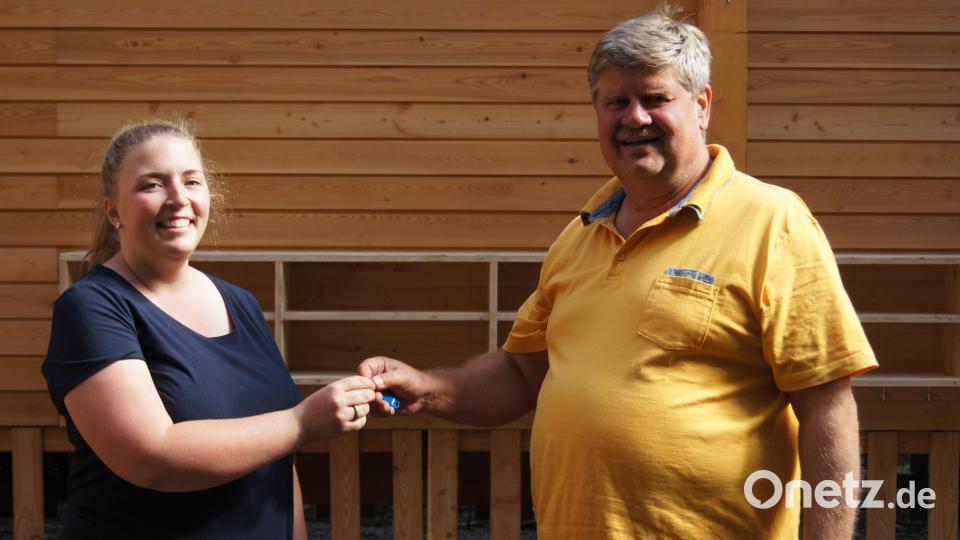 Bürgermeister Martin Schregelmann begutachtete den neuen Waldkindergarten mit Leiterin Sabrina Sonner. Bild: ela