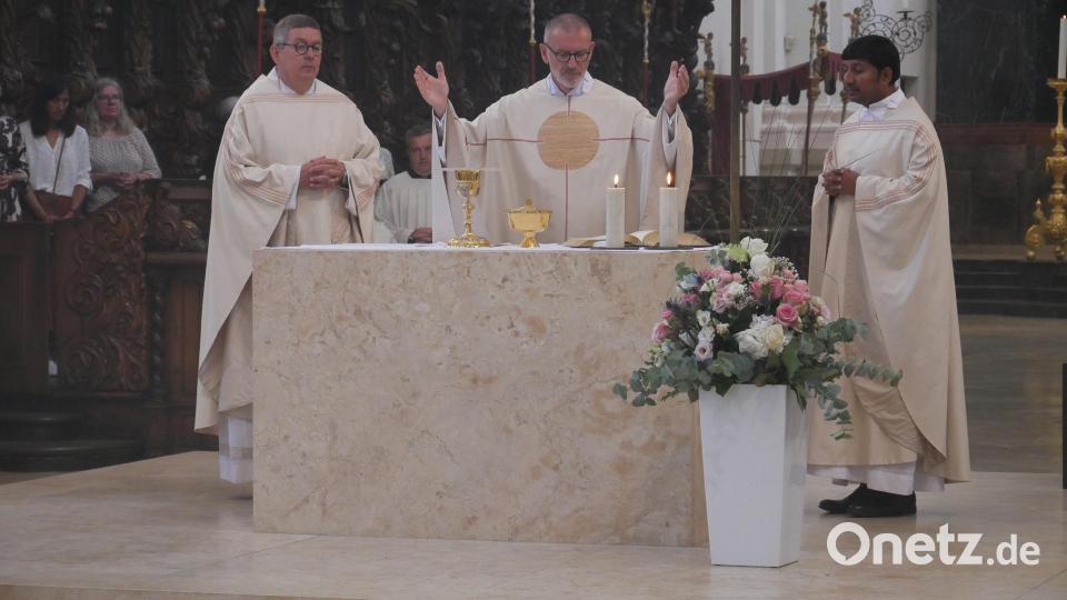 Gemeinsam mit Pater Otto Grillmeier (links) feierten Stadtpfarrer Dr. Thomas Vogl (Mitte) und Pfarrvikar John Gali (rechts) den Festgottesdienst zum Patrozinium an Mariä Himmelfahrt in der Basilika. Bild: hmr