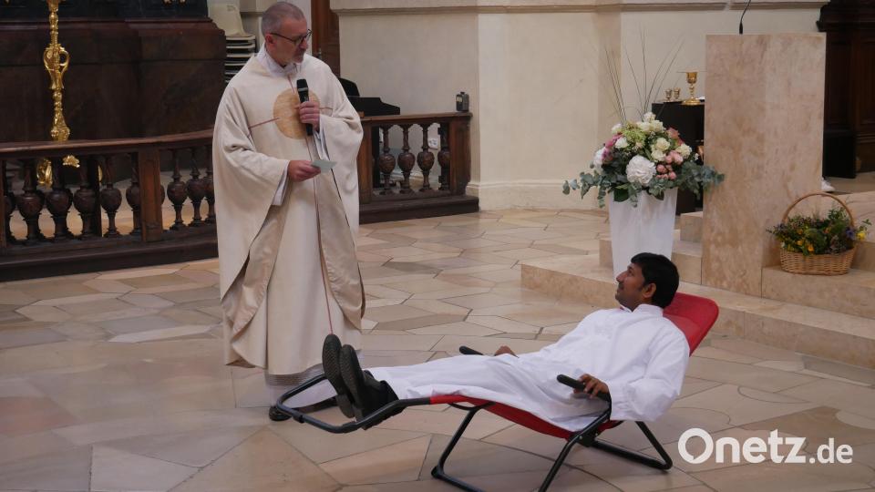 Bei seiner Predigt anlässlich der Verabschiedung von Pfarrvikar John Gali bat Stadtpfarrer Dr. Thomas Vogl (links) den Pater, in einem vor dem Volksaltar bereitgestellten Liegestuhl Platz zu nehmen. Bild: hmr