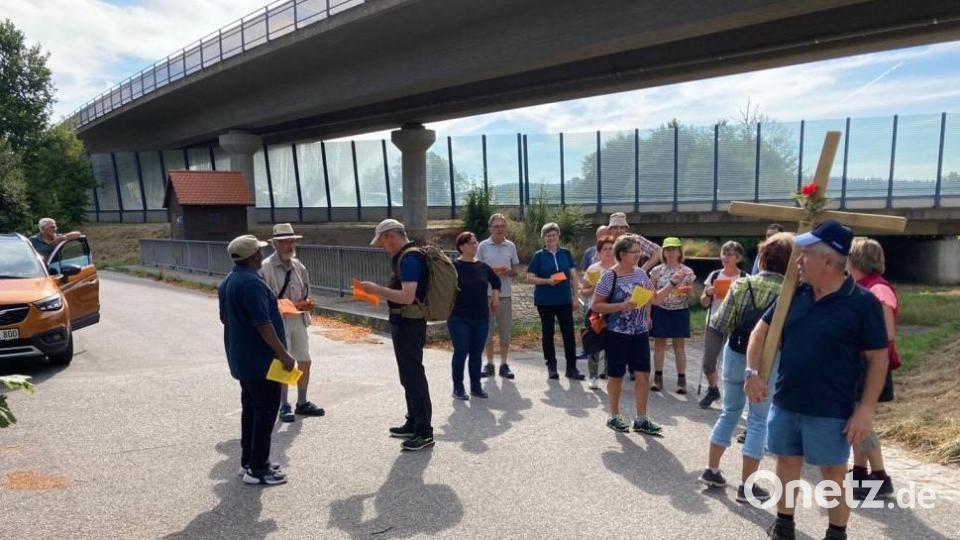 Immer dabei ist das Begleitfahrzeug von Siegfried Sier, auch beim Etappenziel unterhalb der Autobahn bei Lohma. Bild: gz