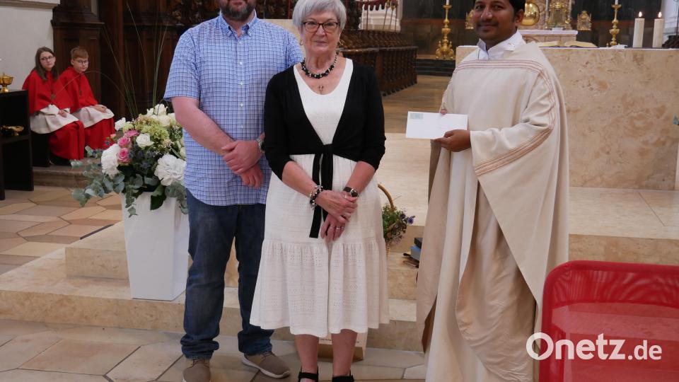 Auch die KAB Waldsassen mit Dominik und Gudrun Sirtl (von links) dankte Pater John Gali für seine Dienste, insbesondere bei den Altennachmittagen. Bild: hmr