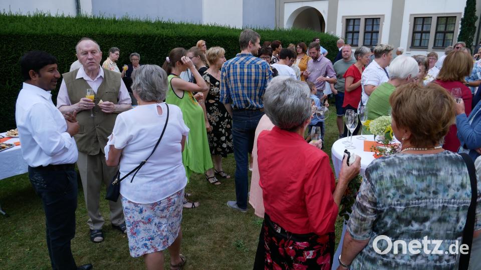 Beim Stehempfang im Pfarrgarten verabschiedeten sich zahlreiche Pfarrangehörige in lockeren Gesprächen von dem beliebten Seelsorger Pfarrvikar Pater John Gali (links). Bild: hmr