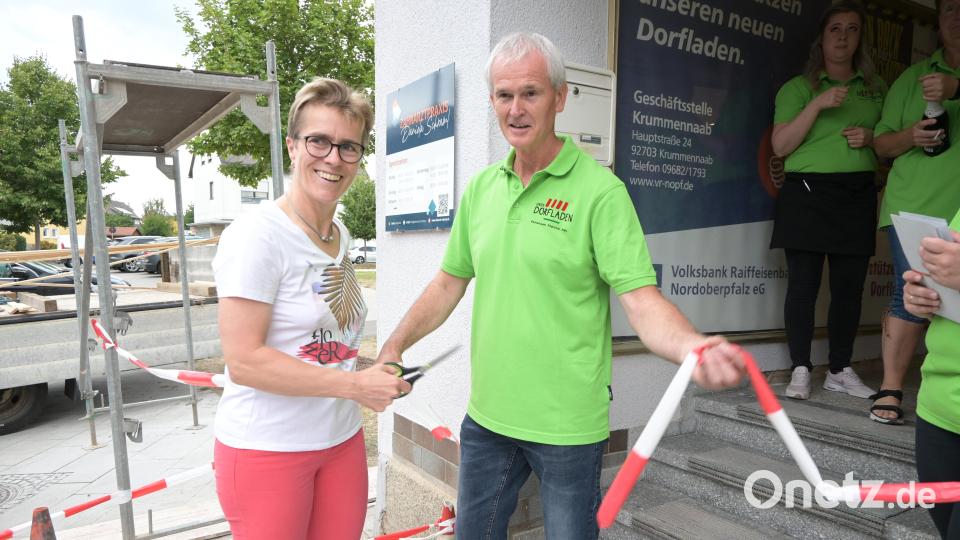Gemeinsam eröffneten Bürgermeisterin Marion Höcht und Geschäftsführer Manfred Naber den neuen Dorfladen in Krummennaab. Bild: vsr