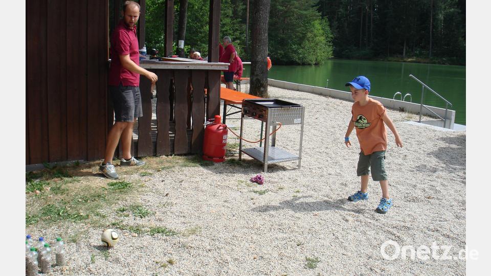 Mit einem Spielenachmittag am Ufer der &quot;Kipp&quot; bei Schönhaid beteiligte sich die Wasserwacht Wiesau am Ferienprogramm der Marktgemeinde. Bild: Wolfgang Bauer/Wasserwacht Wiesau/exb