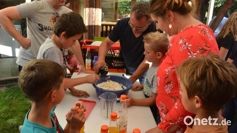Das Zubereiten des Pizzateigs war eine Gemeinschaftsaufgabe. Bild: jr