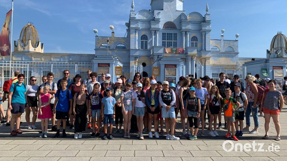 Ausgebucht war der Ausflug des Kinderferienclubs Neustadt in den Belantis-Freizeitpark bei Leipzig. Die Kids hatten ihre helle Freude in den verschiedenen Themenwelten und den Fahrgeschäften. Bild: prh