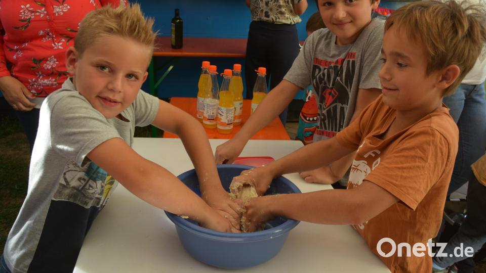 Auch diese Jungs hatten Freude am Pizzabacken. Bild: jr
