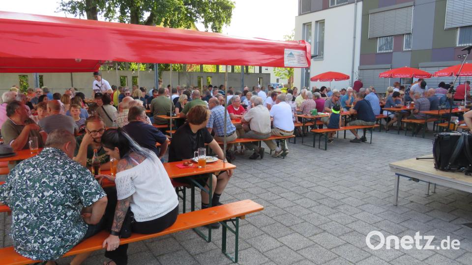 Gut besetzt waren die bänke auf der Piazza beim Zoiglfest der SPD Bild: adj