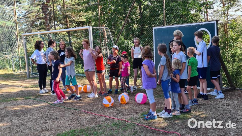 Auf dem Sportplatz des SK Fürnried lief ein Ferienprogramm unter dem Motto &quot;Der Ball ist rund! Na und?&quot;. Bild: Irmgard Süß/exb